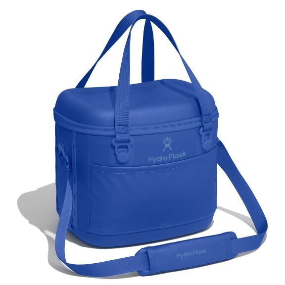 carryouttm-soft-cooler-15-l-r5 12pco382_carryout_cooler_15l_capri_blue_angled_1.jpg