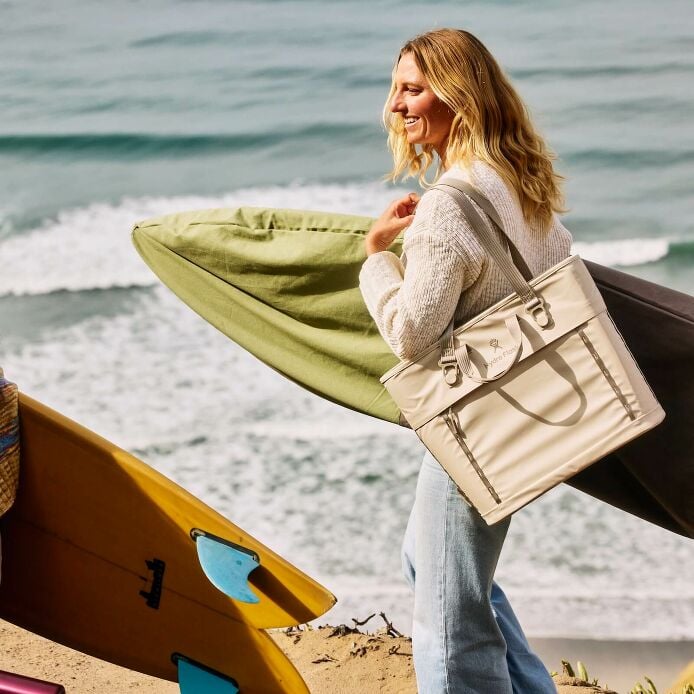 carryouttm-soft-cooler-tote-20-l-q5 hf_carryout_bouwer_d1_l1_torrey_pines_lifestyle_1142_1_1.jpg