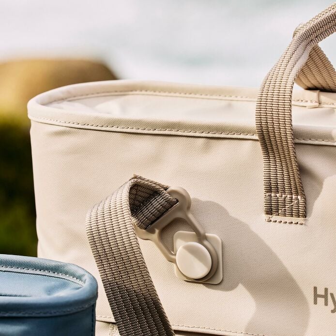 carryouttm-soft-cooler-tote-10-l-w4 hf_carryout_bouwer_d1_l1_torrey_pines_still_life_0123_4.jpg