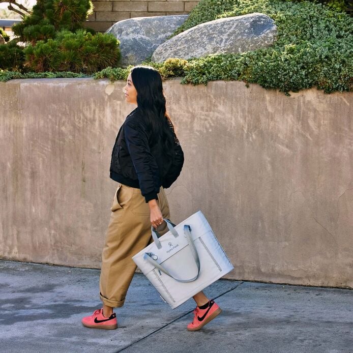 carryouttm-soft-cooler-tote-20-l-q5 hf_carryout_bouwer_d2_l1_stone_steps_0066_1.jpg