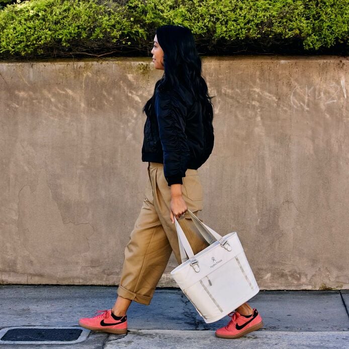 carryouttm-soft-cooler-tote-10-l-w4 hf_carryout_bouwer_d2_l1_stone_steps_0131_3.jpg