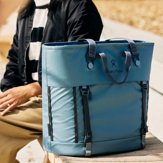 carryouttm-soft-cooler-tote-30-l-q1 hf_carryout_bouwer_d2_l2_parking_soccer_1930_1_1.jpg