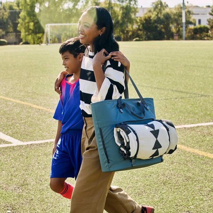 carryouttm-soft-cooler-tote-30-l-q1 hf_carryout_bouwer_d2_l2_parking_soccer_3406_1_1.jpg